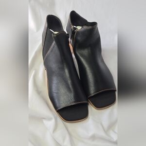 Kelsi Dagger Brooklyn Like New Hart Black Leather Peep-Toe Cutout Sandal Size 10